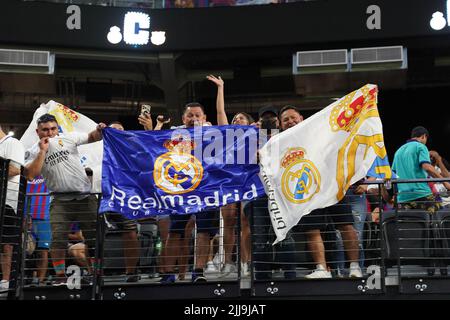 LAS VEGAS, NV - JUILLET 23 : les supporters du Real Madrid avec des drapeaux lors du match du circuit des champions de football entre le Real Madrid et le F.C Barcelone à Las Vegas, NV sur 23 juillet 2022 à Las Vegas, Etats-Unis. (Photo de Louis Grasse/PxImages) Banque D'Images