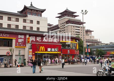 Extérieur d'un restaurant McDonald's de style « occidental » avec un logo, et un café Internet chinois dans le même bâtiment, à Xi'an, en Chine. Chine. (125) Banque D'Images