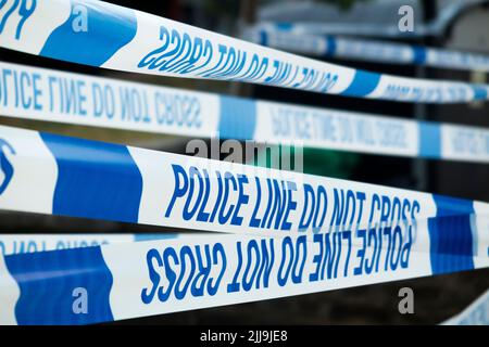 La ligne de police ne traverse pas de barrière à ruban adhésif, généralement placée autour d'une scène de crime par les agents de police ou la scène d'agent de crime / agents de crime. ROYAUME-UNI.(131) Banque D'Images