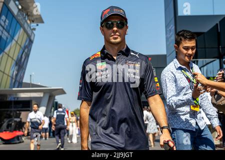 Le Castellet, France, 24th juillet 2022, Sergio Perez, du Mexique, participe à Red Bull Racing. Journée de course, tour 12 du championnat de Formule 1 2022. Crédit : Michael Potts/Alay Live News Banque D'Images