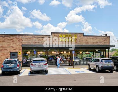 Les gens qui sortent d'un Waffle House, un petit restaurant familial avec petit déjeuner à l'extérieur de l'entrée de Pike Road Alabama, aux États-Unis. Banque D'Images