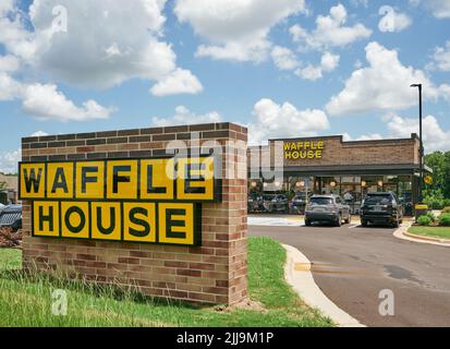 Waffle House, un petit restaurant de petit déjeuner familial, entrée extérieure à Pike Road Alabama, USA. Banque D'Images