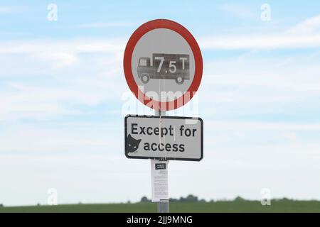 Autocollant chat noir sur le panneau de route à Kent, Angleterre, Royaume-Uni Banque D'Images