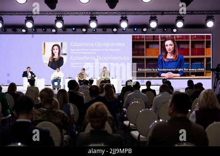 Kiev, Ukraine. 23rd juillet 2022. La première dame de Macédoine du Nord, Elizabeta Gjorgievska, se joint à une table ronde par liaison distante au Sommet annuel de 2nd des premières Mesdames et Messieurs sur le terrain de la cathédrale Sainte-Sophie, 23 juillet 2022 à Kiev, Ukraine. Credit: Bureau de presse présidentiel ukrainien/Présidence ukrainienne/Alamy Live News Banque D'Images