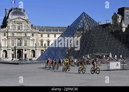 Champs-Elysées, Paris, France. 24th juillet 2022. Peloton passant au Louvre lors de l'étape 21 de l'édition 109th de la course cycliste Tour de France 2022, une étape de 112 km avec départ à Paris la Defense Arena et fin à Paris champs-Elysées crédit: Action plus Sports/Alay Live News Banque D'Images