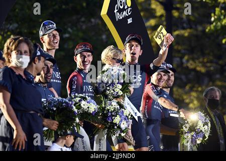 Champs-Elysées, Paris, France. 24th juillet 2022. Team Ineos au cours de la phase 21 de l'édition 109th de la course cycliste Tour de France 2022, une étape de 112 km avec départ à Paris la Defense Arena et arrivée à Paris champs-Elysées crédit: Action plus Sports/Alay Live News Banque D'Images