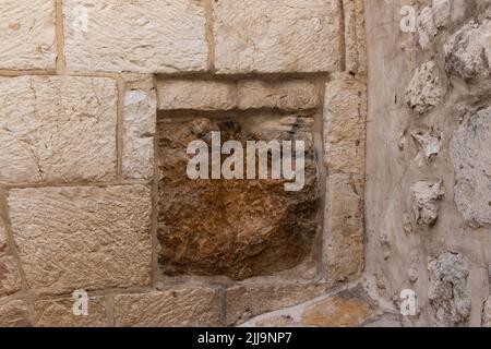 Empreinte de Jésus sur pierre dans la cinquième station de via Dolorosa - Jérusalem, Israël. Lieux saints Banque D'Images