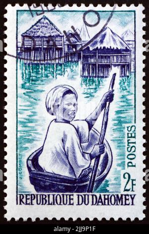 BÉNIN - VERS 1963: Timbre imprimé au Bénin, Dahomey montre la femme Ganvie en canoë, vers 1963 Banque D'Images