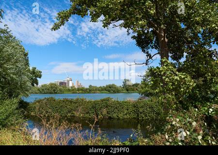 Le ruisseau Coppermill et le réservoir de Walthamstow Wetlands, dans le nord de Londres, en été Banque D'Images