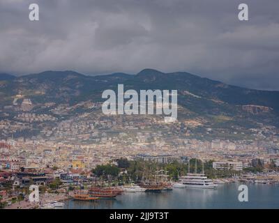 Alanya, turquie, promenade d'hiver au bord de la mer méditerranée. Vue d'Ariel sur le port d'Alanya depuis la péninsule d'Alanya. Riviera turque par jour d'hiver. Magnifique paysage urbain. Complexe turc. Banque D'Images