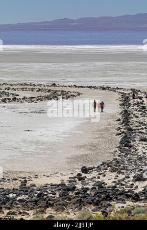 Promontory, Utah - The Spiral Jetty, une sculpture de terrassement créée par Robert Smithson en 1970 dans le Grand lac Salt. La sculpture était sous-marine pour 30 Banque D'Images