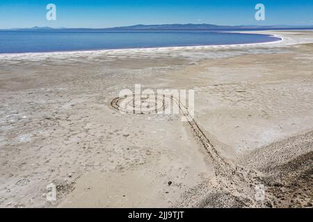 Promontory, Utah - The Spiral Jetty, une sculpture de terrassement créée par Robert Smithson en 1970 dans le Grand lac Salt. La sculpture était sous-marine pour 30 Banque D'Images