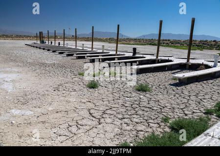 Salt Lake City, Utah - le port de plaisance du parc national d'Antelope Island. Le niveau d'eau du lac est tombé à un niveau historique bas. Banque D'Images