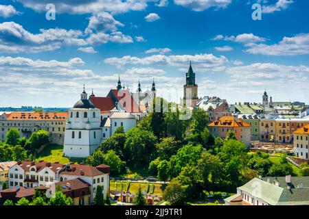 Lublin, Lubelskie Voivodeship / Pologne - 24 juillet 2022 : vue sur la vieille ville depuis la tour du château du château royal de Lublin. Banque D'Images