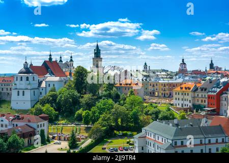 Lublin, Lubelskie Voivodeship / Pologne - 24 juillet 2022 : vue sur la vieille ville depuis la tour du château du château royal de Lublin. Banque D'Images