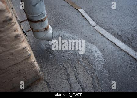 Concept temps pluvieux. Drainpipe à travers laquelle l'eau s'écoule de la pluie qui vient de commencer. Banque D'Images