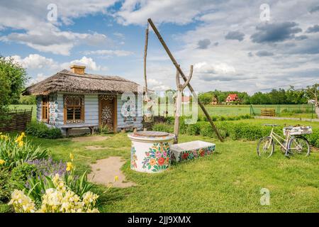 Maison de campagne décorée à la main située dans le village de Zalipie, en Pologne Banque D'Images