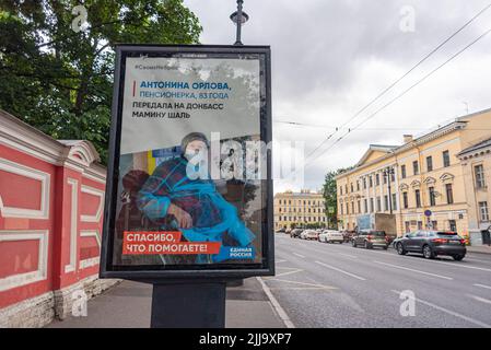 Saint-Pétersbourg, Russie - 9 juillet 2022 : affiche pro-guerre montrant une vieille dame russe qui aurait aidé Donbass. La propagande de l'État russe en faveur de la guerre. Banque D'Images