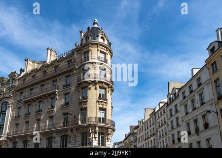 Paris, façade et fenêtres typiques, beau bâtiment rue Reaumur Banque D'Images