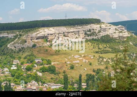 Bakhchisaray crimée Assomption ville grotte monastère ancien tourisme culture bâtiment, de la religion monument en vert de la Russie lumineuse, tour de vue Banque D'Images