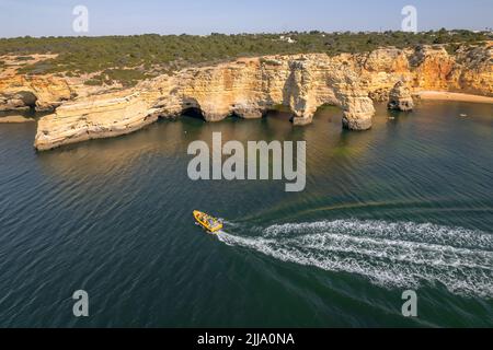 Pédalo touristique le long d'une belle côte dans la province d'Algarve, Portugal Banque D'Images