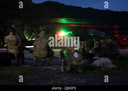 AH-64E les pilotes d'hélicoptères Apache affectés au 5-17 Squdron de cavalerie aérienne, 2nd Brigade de l'aviation de combat, 2nd Division d'infanterie, effectuent des contrôles pré-vol du système pendant les qualifications d'armes aériennes combinées des unités, 21 juillet 2022, Rodriguez Live Fire Complex, République de Corée. Les pilotes de l'AH-64E sont tenus de se qualifier pour tous les systèmes d'armes des Apaches. (É.-U. Photo de l'armée par le Sgt. Oscar Toscano) Banque D'Images