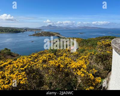 Vue sur le pont de Skye à Skye depuis Plock of Kyle Banque D'Images