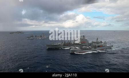 OCÉAN PACIFIQUE (23 juillet 2022)- de gauche à droite, le lubrificateur de la flotte de la classe Henry J. Kaiser USNS Pecos (T-AO 197), le navire de fret et de munitions de la classe Lewis et Clark USNS Washington Chambers (T-AKE 11), le navire de réapprovisionnement de la chaudière auxiliaire de la Marine royale australienne HMAS Supply (A 195), Le lubrificateur de la flotte de la classe Henry J. Kaiser USNS Henry J. Kaiser (T-AO 187) et le navire de ravitaillement auxiliaire de la Marine royale de Nouvelle-Zélande HMNZS Aotearoa (A 11) naviguent en formation pendant la Rim of the Pacific (RIMPAC) 2022. Vingt-six nations, 38 navires, trois sous-marins, plus de 170 avions et 25 000 personnes Banque D'Images