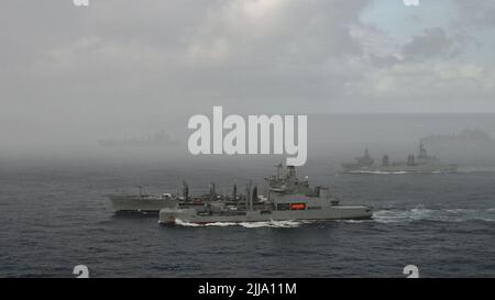 OCÉAN PACIFIQUE (23 juillet 2022)- de gauche à droite, le lubrificateur de la flotte de la classe Henry J. Kaiser USNS Pecos (T-AO 197), le lubrificateur de la flotte de la classe Henry J. Kaiser USNS Henry J. Kaiser (T-AO 187) et le navire de ravitaillement auxiliaire de la marine royale néo-zélandaise HMNZS Aotearoa (A 11), Le navire de ravitaillement auxiliaire de la Royal Australian Navy HMAS Supply (A 195) et le navire de fret et de munitions de classe Lewis et Clark USNS Washington Chambers (T-AKE 11) naviguent en formation pendant la Rim du Pacifique (RIMPAC) 2022. Vingt-six nations, 38 navires, trois sous-marins, plus de 170 avions et 25 000 par Banque D'Images