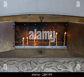 Bougies de prière allumées dans l'église du monastère de Stavropoleos à Bucarest, Roumanie. Les chrétiens prient et sont rappelés de Jésus-Christ et de leur salut. Banque D'Images