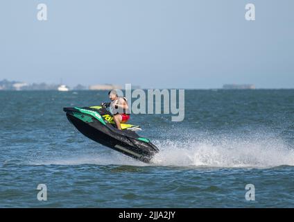 Jet ski au large de Calshot, Hampshire, Angleterre, Royaume-Uni Banque D'Images