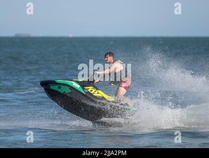 Jet ski au large de Calshot, Hampshire, Angleterre, Royaume-Uni Banque D'Images