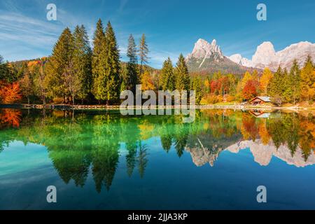 Vue pittoresque à l'automne sur le lac Welsperg dans les Alpes Dolomites.Vallée de Canali, Primiero San Martino di Castrozza, province de trente, Italie.Photographie de paysage Banque D'Images