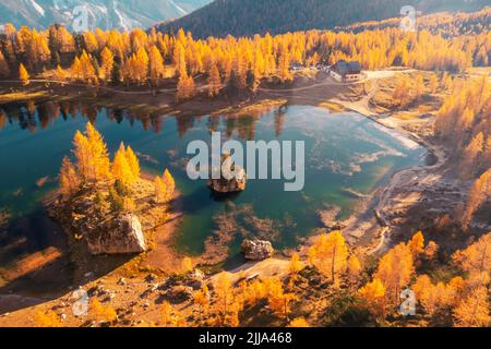 Survol de Federa Lake par drone au lever du soleil. Paysage de montagnes d'automne avec Lago di Federa et des larches d'orange vif dans les Alpes Dolomites, Cortina d'Ampezzo, Tyrol du Sud, Dolomites, Italie Banque D'Images