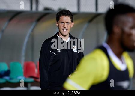 Douala, Cameroun. 25 janvier 2021. Johnathan McKinstry (entraîneur en chef, Ouganda) observe la formation. Camp d'entraînement de l'Ouganda, championnat des nations africaines de la CAF (CHAN) Tournoi 2021. Terrain d'entraînement. Crédit: XtraTimeSports (Darren McKinstry) Banque D'Images