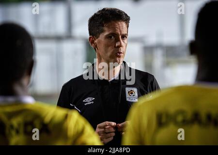 Douala, Cameroun. 25 janvier 2021. Johnathan McKinstry (entraîneur en chef, Ouganda) parle aux joueurs à la fin de la dernière session d'entraînement avant que l'Ouganda ne affronte le Maroc. Camp d'entraînement de l'Ouganda, championnat des nations africaines de la CAF (CHAN) Tournoi 2021. Terrain d'entraînement. Crédit: XtraTimeSports (Darren McKinstry) Banque D'Images