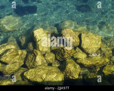 Galets sur le rivage de la baie de Garitsa, Corfou, Grèce Banque D'Images