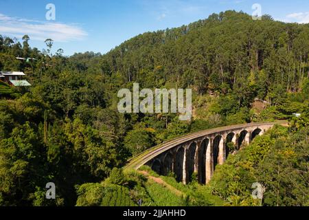 Nine Arches Bridge dans les Highlands près d'Ella, Sri Lanka vue d'en haut. Jungle et plantation de thé tout autour. Banque D'Images