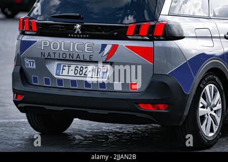Une voiture de police (la nouvelle Peugeot 5008) traverse la ville pour assurer la sécurité à Paris, France sur 24 juillet 2022. La police nationale française en action. Photo de Victor Joly/ABACAPRESS.COM Banque D'Images