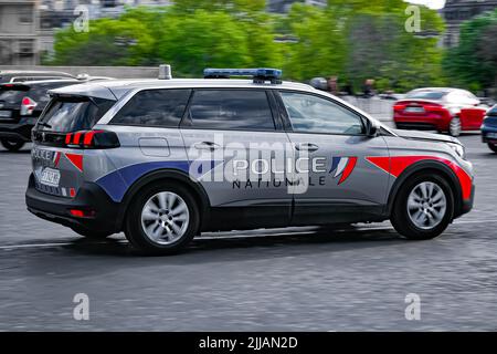 Une voiture de police (la nouvelle Peugeot 5008) traverse la ville pour assurer la sécurité à Paris, France sur 24 juillet 2022. La police nationale française en action. Photo de Victor Joly/ABACAPRESS.COM Banque D'Images