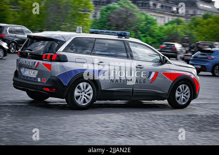 Une voiture de police (la nouvelle Peugeot 5008) traverse la ville pour assurer la sécurité à Paris, France sur 24 juillet 2022. La police nationale française en action. Photo de Victor Joly/ABACAPRESS.COM Banque D'Images