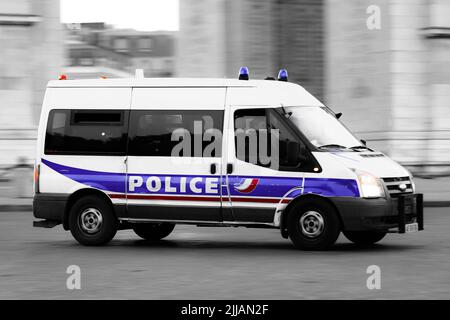 Une voiture de police (camion, fourgonnette) traverse la ville pour assurer la sécurité à Paris, France sur 24 juillet 2022. La police nationale française en action. Photo de Victor Joly/ABACAPRESS.COM Banque D'Images