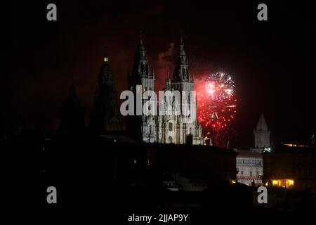 Saint-Jacques-de-Compostelle, Espagne. Feux d'artifice au-dessus de la cathédrale Saint-Jacques en l'honneur du Festival Apôtre Saint-Jacques 2022 Banque D'Images