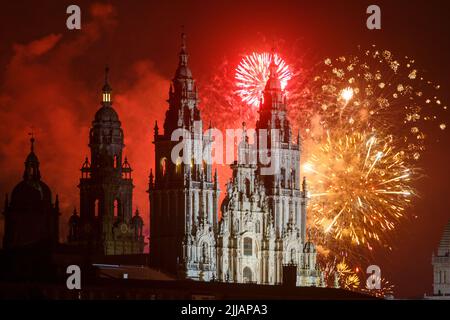 Saint-Jacques-de-Compostelle, Espagne. Feux d'artifice au-dessus de la cathédrale Saint-Jacques en l'honneur du Festival Apôtre Saint-Jacques 2022 Banque D'Images