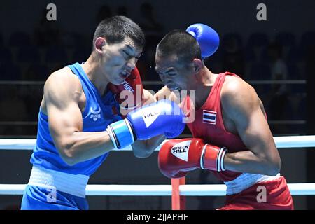 Gouvernorat de Moubarak Al Kabeer. 25th juillet 2022. Choomkumarn Sitthisak (R) de Thaïlande lutte contre Talaibekov Zhakshylyk du Kazakhstan lors du match masculin de 71kg au premier Championnat international de boxe du Koweït dans le gouvernorat de Moubarak Al-Kabeer, Koweït, 24 juillet 2022. Credit: Ghazy Qaffaf/Xinhua/Alamy Live News Banque D'Images