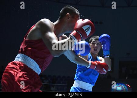 Gouvernorat de Moubarak Al Kabeer. 25th juillet 2022. Choomkumarn Sitthisak (L) de Thaïlande lutte contre Talaibekov Zhakshylyk du Kazakhstan lors du match masculin de 71kg au premier Championnat international de boxe du Koweït dans le gouvernorat de Moubarak Al-Kabeer, Koweït, 24 juillet 2022. Credit: Ghazy Qaffaf/Xinhua/Alamy Live News Banque D'Images