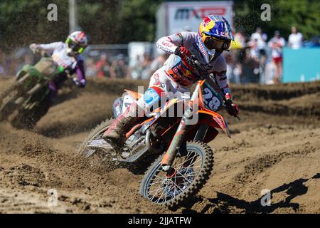 Lommel, Belgique. 24th juillet 2022. Tom Vialle (R) de Red Bull KTM Factory Racing participe à la course 2 de MX2 au Grand Prix de Flandre, la quatorzième étape du Championnat du monde de motocross FIM 2022, à Lommel, Belgique, 24 juillet 2022. Credit: Zheng Huansong/Xinhua/Alay Live News Banque D'Images