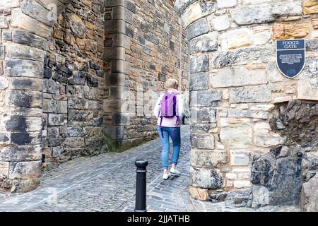 Edinburgh Castle Scotland, une dame blonde libérée par le mannequin passe devant la porte de Foog au château qui était l'entrée principale originale, juillet 2022, Écosse, Royaume-Uni Banque D'Images