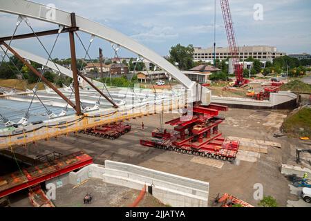 Detroit, Michigan, États-Unis. 24th juillet 2022. Le nouveau pont de la deuxième Avenue est en place sur l'Interstate 94. Le pont de 5 000 000 livres de réseau à arche attachée a été construit dans un parking de l'Université d'État de Wayne et est roulé sur ses supports de chaque côté de l'autoroute à l'aide d'un système de transport modulaire automoteur Mammoet. Crédit : Jim West/Alay Live News Banque D'Images