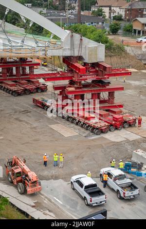 Detroit, Michigan, États-Unis. 24th juillet 2022. Le nouveau pont de la deuxième Avenue est en place sur l'Interstate 94. Le pont de 5 000 000 livres de réseau à arche attachée a été construit dans un parking de l'Université d'État de Wayne et est roulé sur ses supports de chaque côté de l'autoroute à l'aide d'un système de transport modulaire automoteur Mammoet. Crédit : Jim West/Alay Live News Banque D'Images